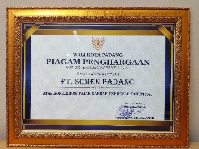 Piagam penghargaan Kontribusi Pajak Daerah Terbesar 2020 dari Pemko  untuk Semen Padang